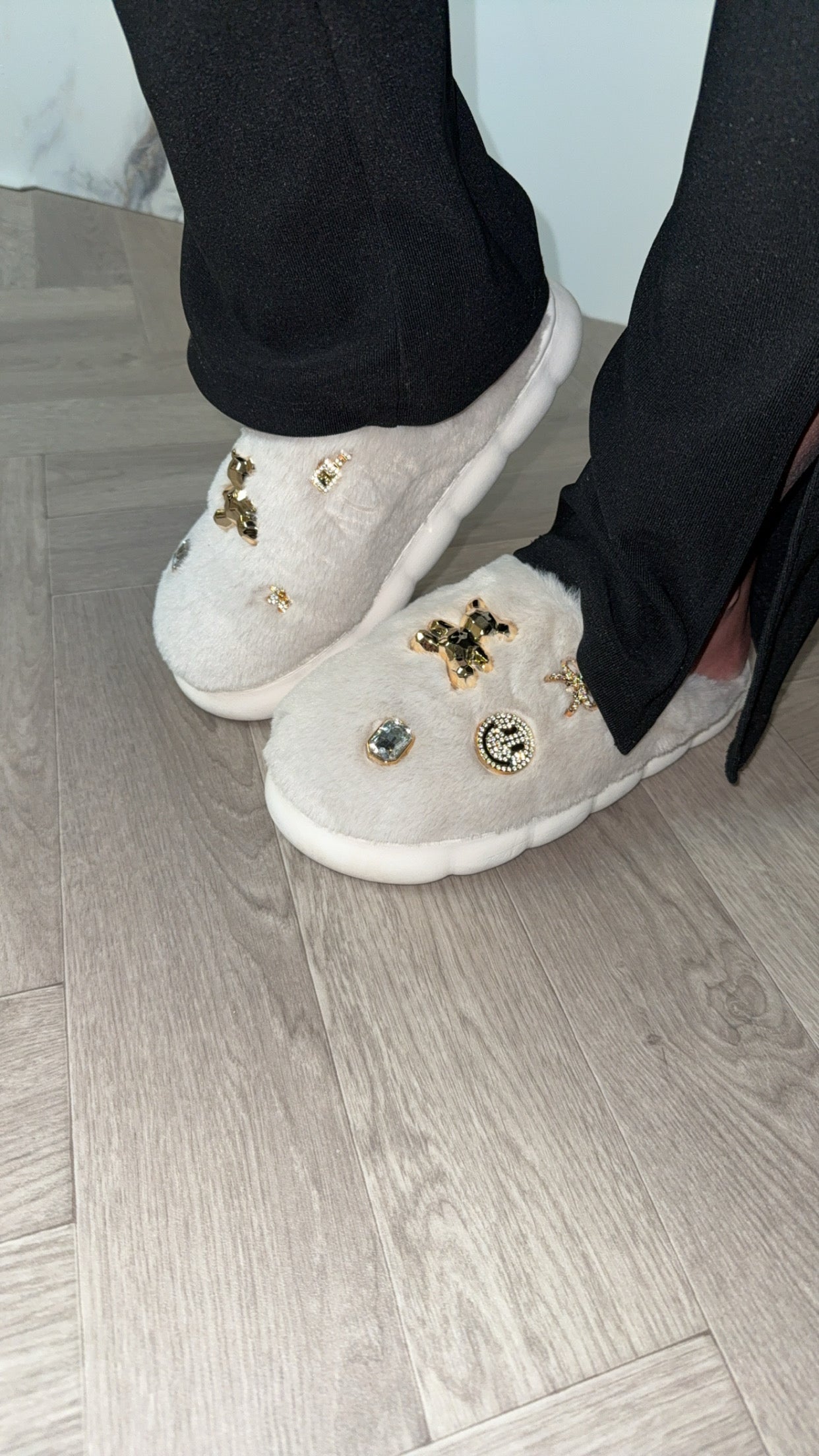 Fluffy slippers met Gems